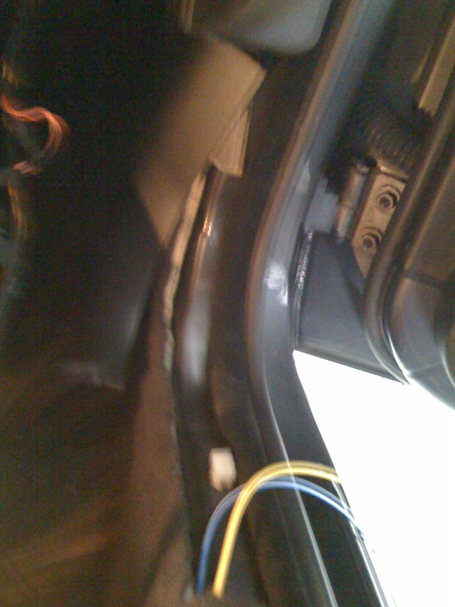 Aktiv-Subwoofer unter Beifahrersitz
