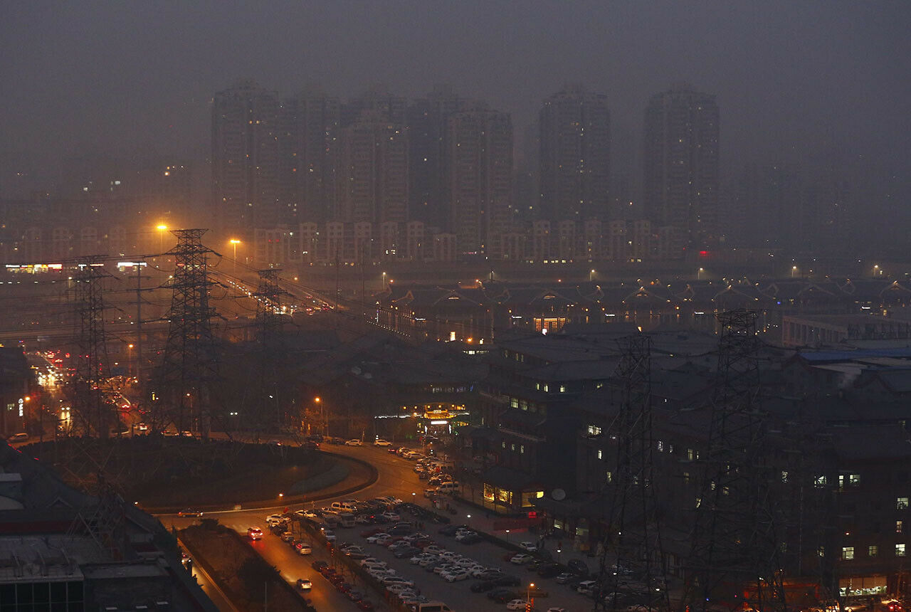 Peking leidet seit Jahren unter der hohen Verkehrsbelastung, jetzt musste wegen Smog mal wieder die höchste Alarmstufe verhängt werden