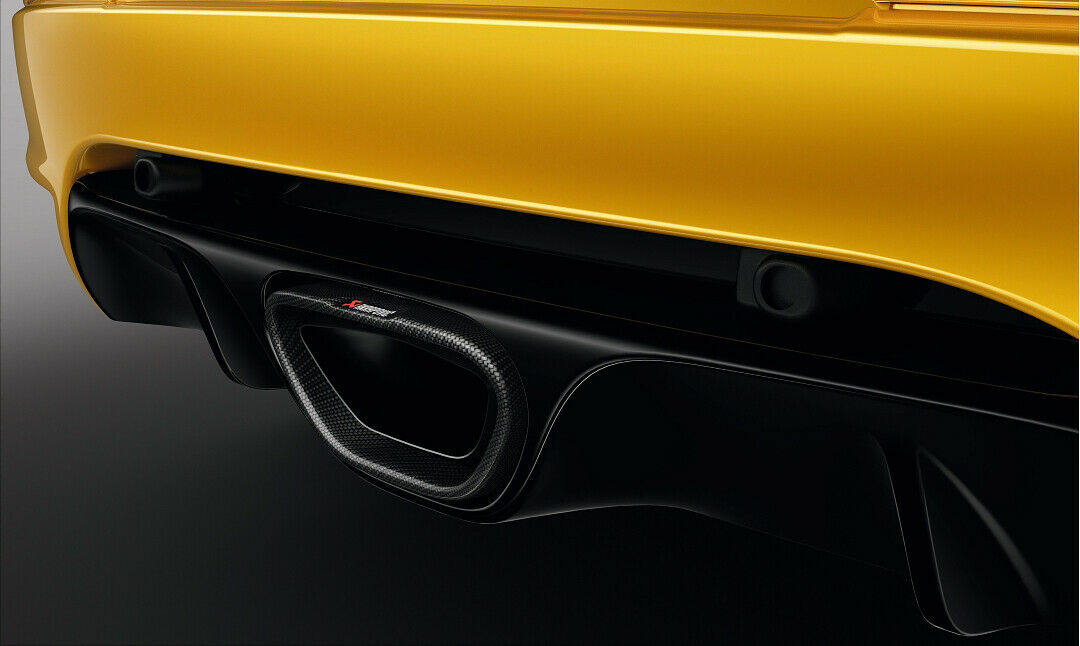 Die Akrapovic-Titanauspuffanlage mit Carbon-Endrohr macht großartigen Renn-Sound