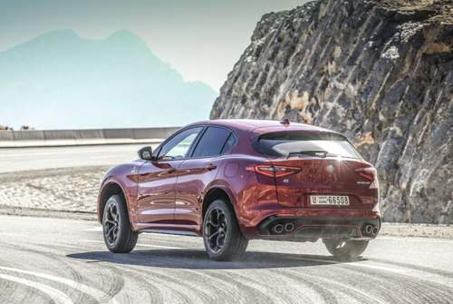 Drifts gehen nur mit Gewalt oder Geschick. Viel lieber mag der Stelvio die Ideallinie