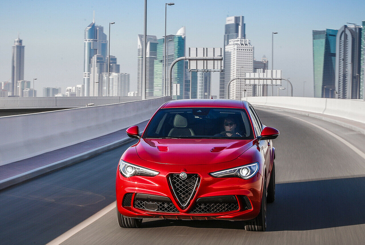 Achtung, wenn eine Stelvio-Motorhaube mit zwei Lufteinlässen im Rückspiegel auftaucht - die hat nur das Top-Modell Quadrifoglio