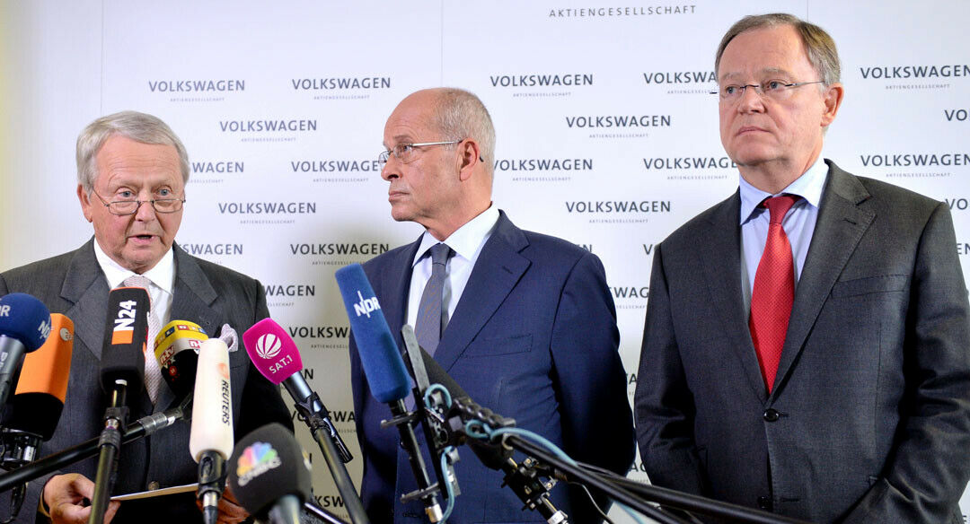 Wolfgang Porsche, Mitglied des VW-Aufsichtsrats, Berthold Huber, kommissarischer Aufsichtsratsvorsitzender, und Stephan Weil (SPD, l-r), Niedersachsens Ministerpräsident, während des heutigen Pressestatements