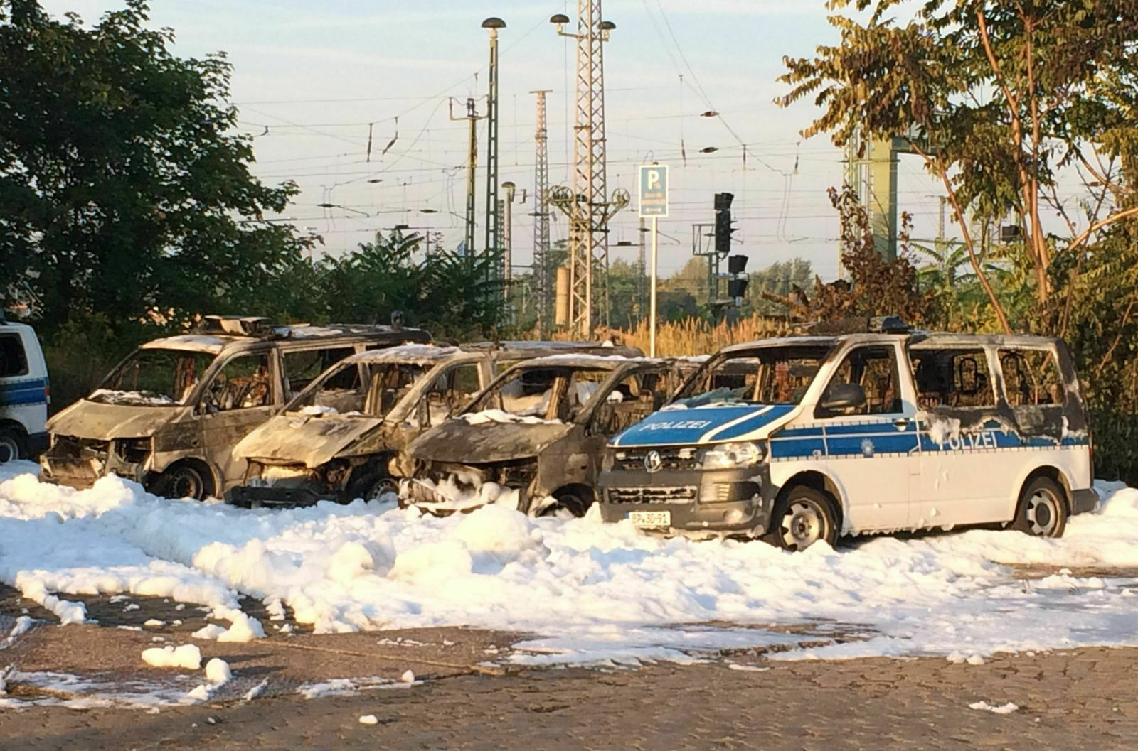 Nicht schön, aber teuer. Die ausgebrannten VW-T5-Busse der Bundespolizei in Magdeburg