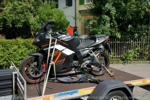 Motorrad auf dem Trailer 1