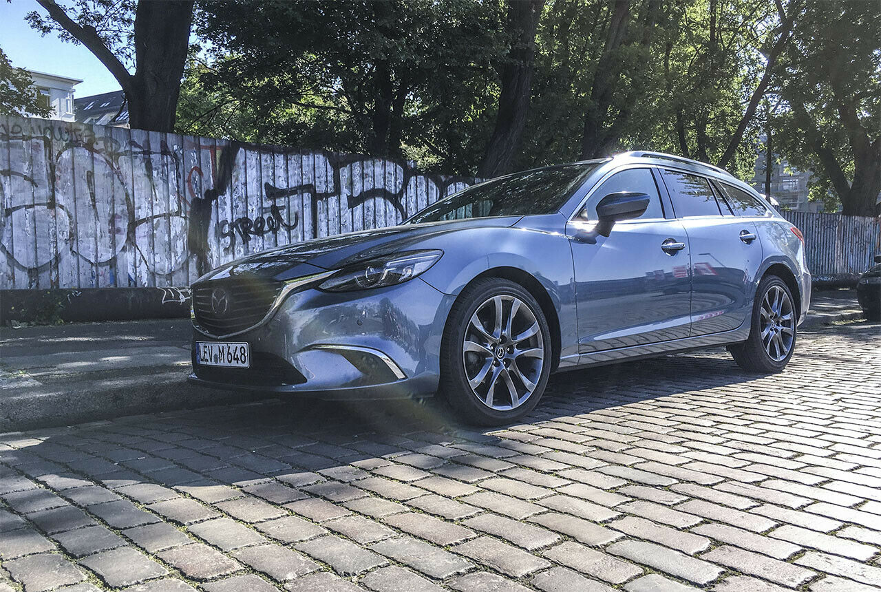 Mazda 6 Kombi im Dauertest: MOTOR-TALKerin Christin fuhr mit dem Mazda zur Ostsee und war überrascht vom niedrigen Verbrauch bei sportlichen Fahrleistungen