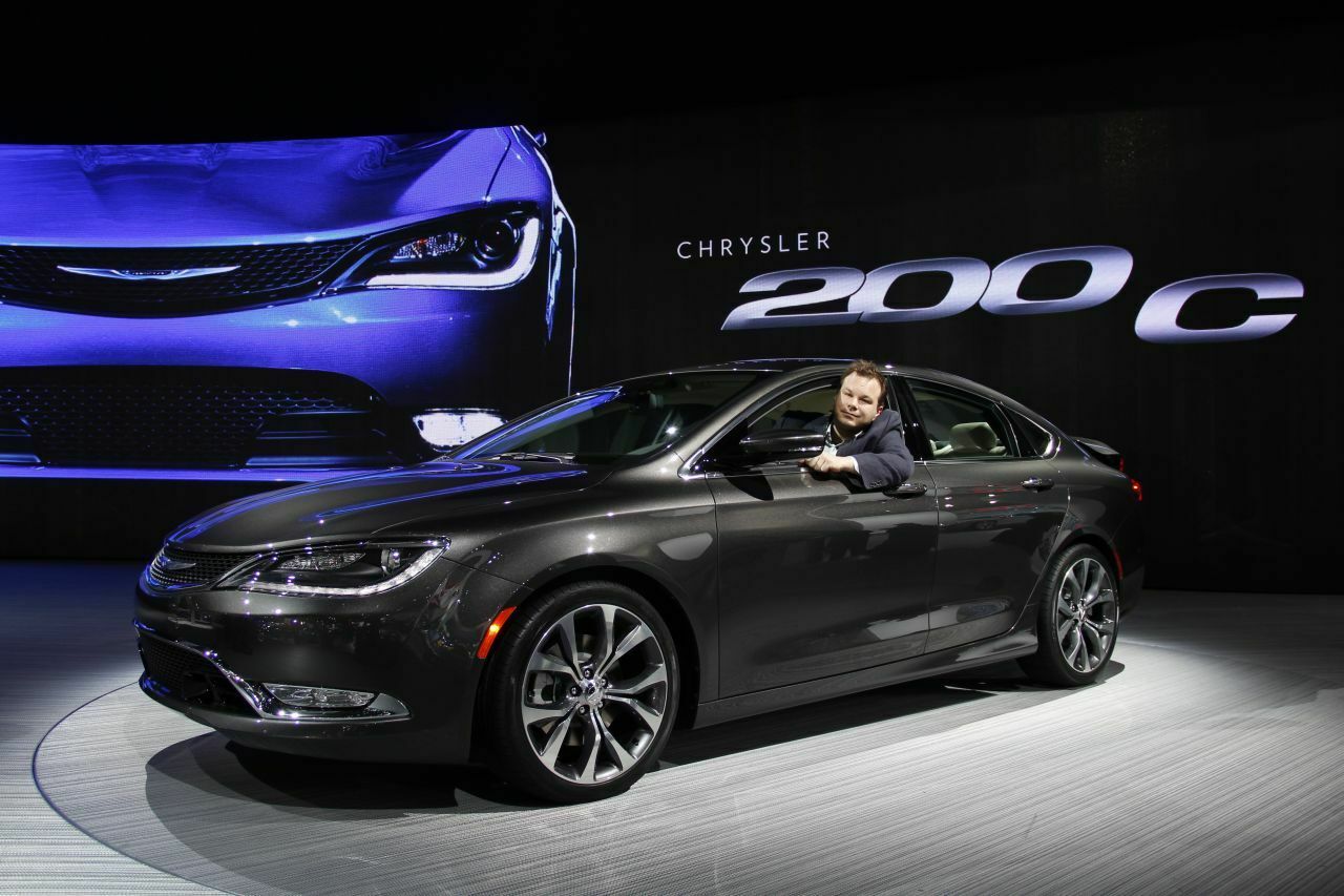 MOTOR-TALK-Redakteur Björn im neuen Chrysler 200. Wer sich aus dem Fenster lehnen will, muss sich etwas verdrehen
