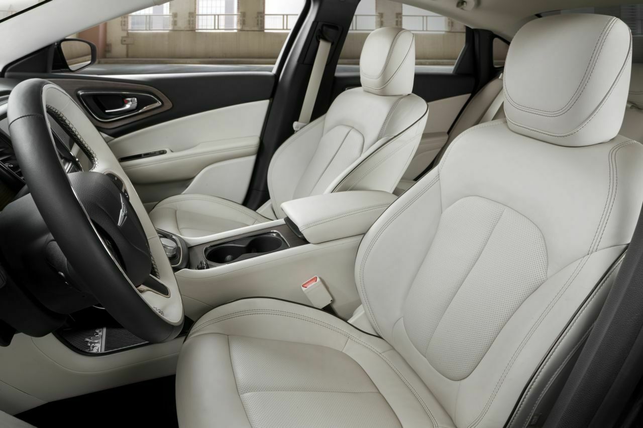 Chrysler 200: Innenraum mit hellem Leder