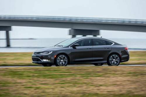 Der Chrysler 200 basiert auf einer Fiat-Plattform, erhält als erste Chrysler-Limousine eine Neungang-Automatik von ZF