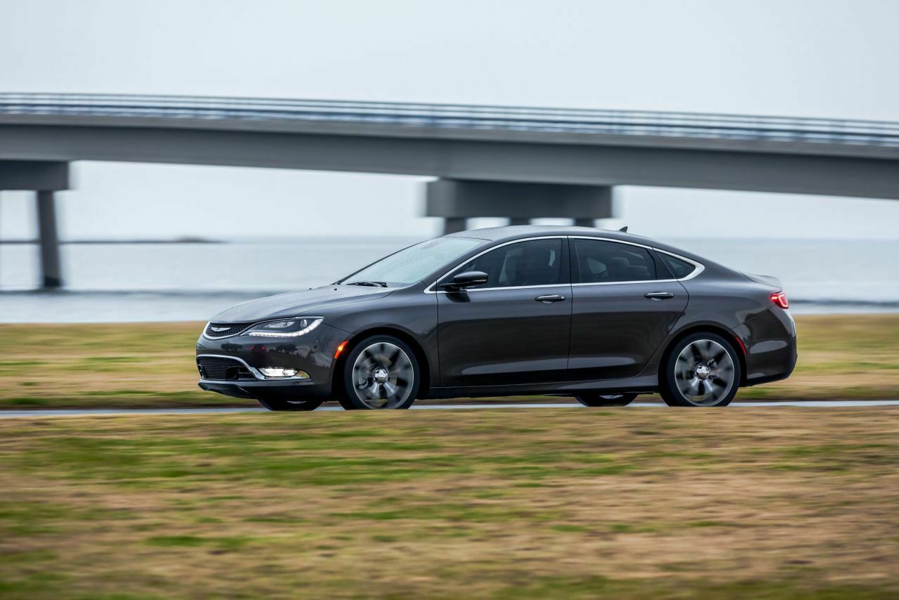 Der Chrysler 200 basiert auf einer Fiat-Plattform, erhält als erste Chrysler-Limousine eine Neungang-Automatik von ZF