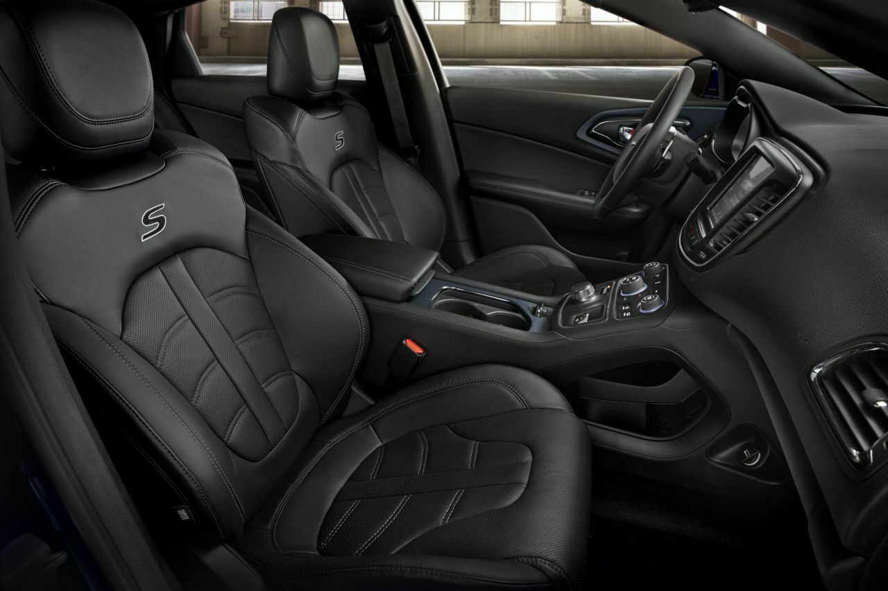Chrysler 200 in S-Linie, schwarzes Leder