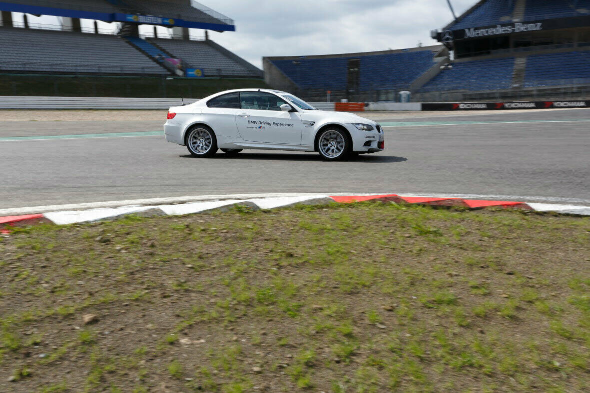 Mit dem BMW in der Mercedes-Arena