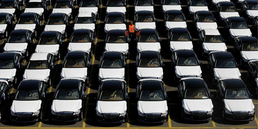 Mercedes-Limousinen warten in Bremerhaven auf den Export nach China.