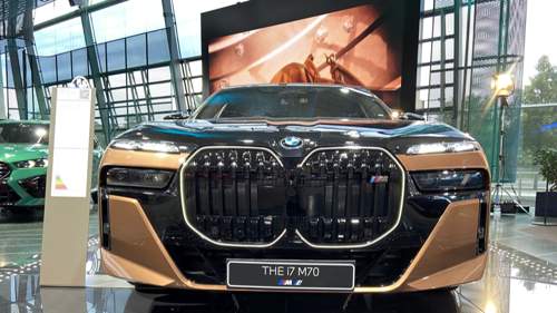 BMW i7 M70