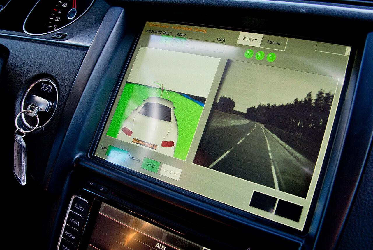 37 Auto- und Telekommunikationsfirmen haben sich zu einem Bündnis für das autonome Fahren zusammengefunden: Im Bild Ein Bildschirm in einem Autopilot-Testwagen des Automobillieferers Continental