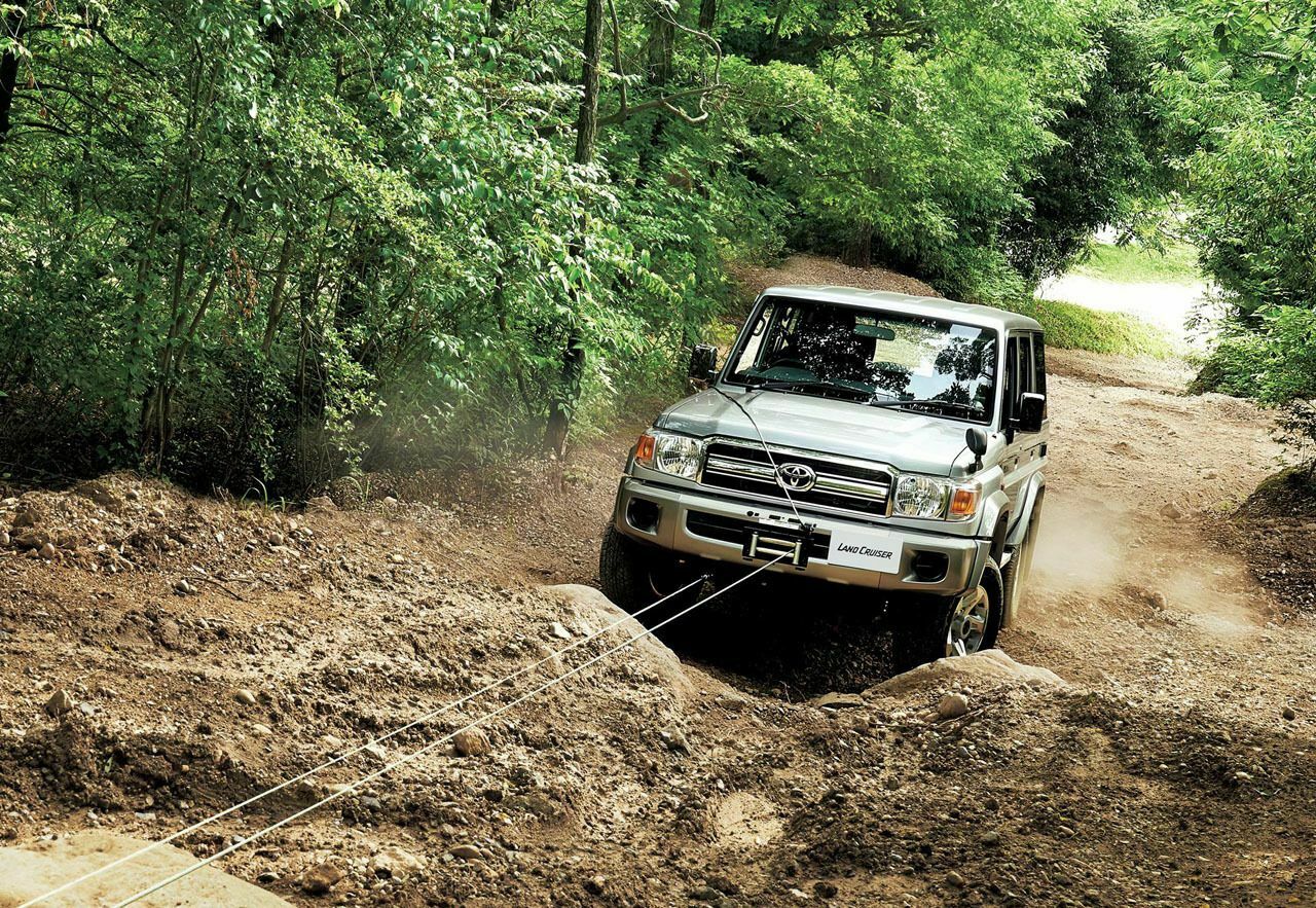 Da isser wieder: Durch Schlamm, Matsch und die Fernsehnachrichten wühlte sich der Land Cruiser 70, in Japan wird das Modell nun ein Jahr lang wieder gebaut