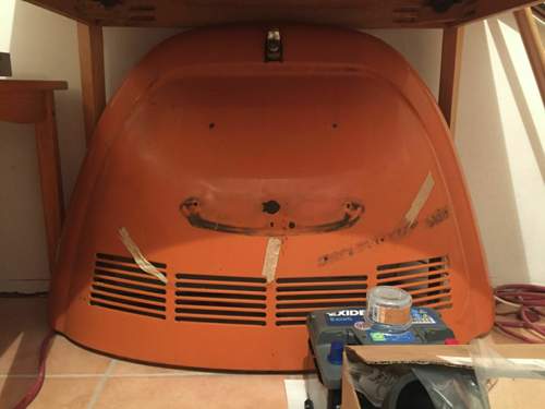 Motorhaube mit Schlitzen