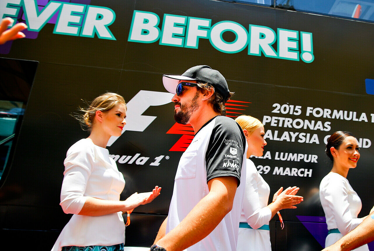 Fernando Alonso muss bei seiner Rennpremiere vorzeitig zu Fuß gehen