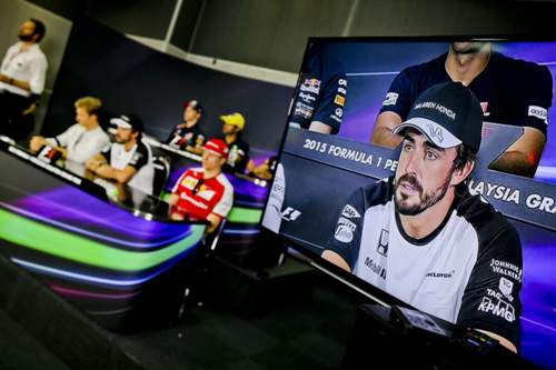 Der spanische Rennfahrer Alonso stand bei der jüngsten FIA-Pressekonferenz im Mittelpunkt des Interesses