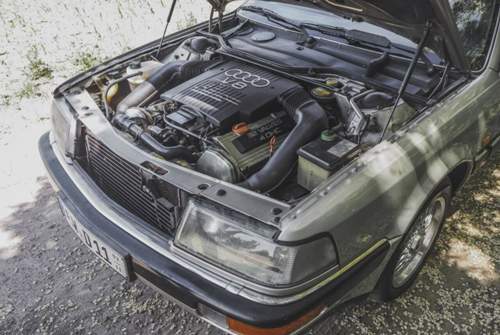 Der aluminiumgefertige V8-Motor war größtenteils eine Neuentwicklung, nur die Zylinderköpfe stammten vom VW Golf GTI