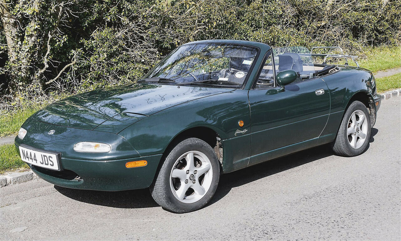 ... den 1989 präsentierten Mazda MX-5. Der griff nicht nur diese Tugenden, sondern auch selbst den Kühllufteinlass auf