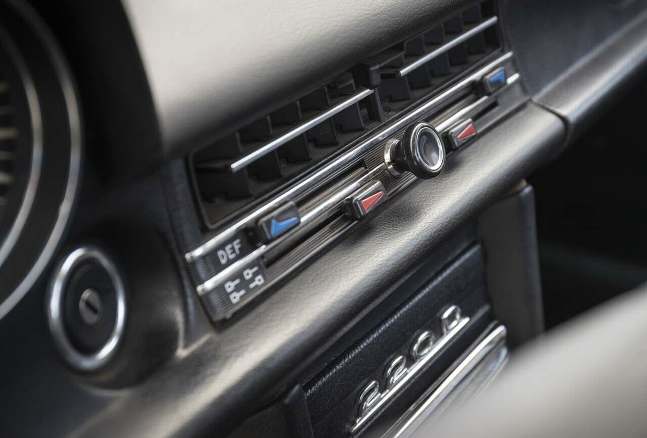 Die Lüftung am Mercedes 220 d funktioniert nur nocht eingeschränkt. Es gibt aber Dreiecksfenster, die frische Luft hereinlassen