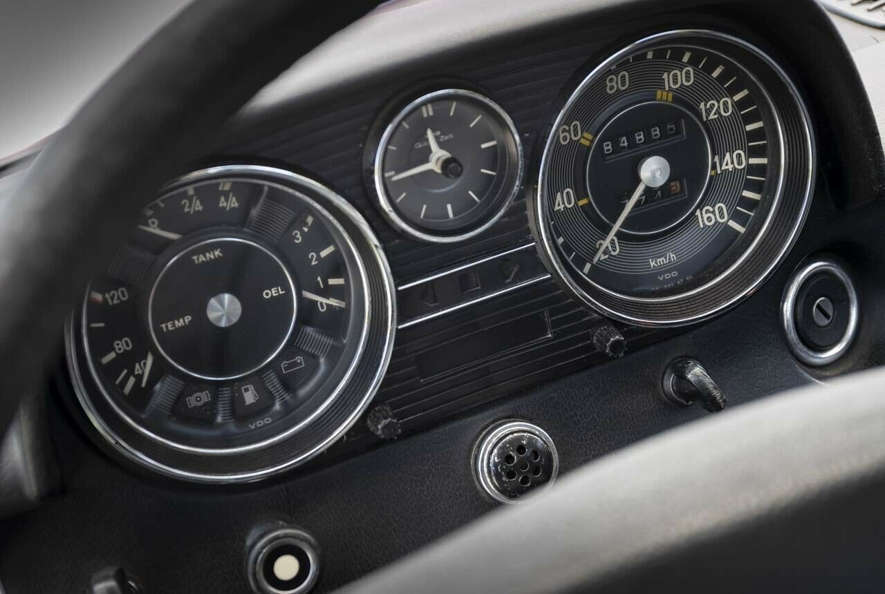 Die 160 km/h auf dem Tacho dieses 220 d sind eher Theorie, das Wohlfühltempo liegt eher bei 80 km/h