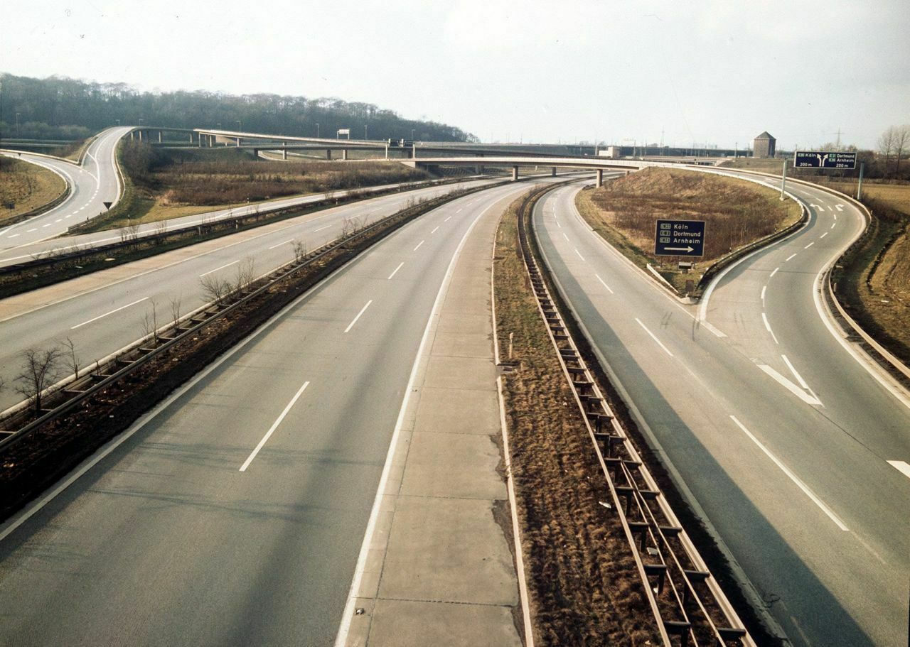 Blick auf das leere Autobahnkreuz Duisburg-Kaiserberg. Wegen der Ölkrise wurde am 2. Dezember 1973 zum zweiten Mal ein sonntägliches Fahrverbot verhängt