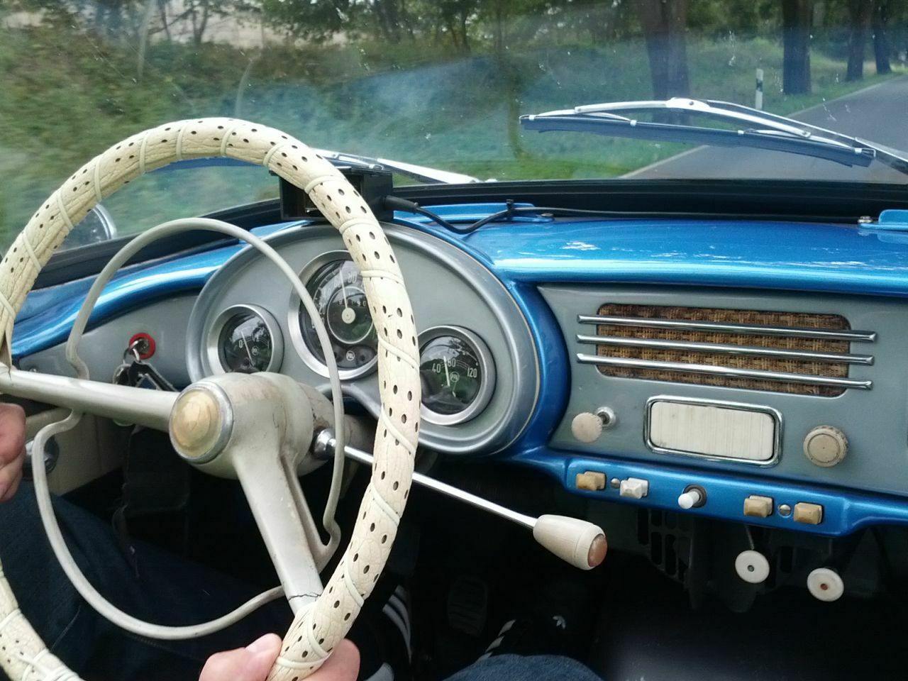 Blick ins Cockpit: Drei Rundinstrumente, diverse nicht beschriftete Schalter für Licht, Blinker, Scheibenwischer etc