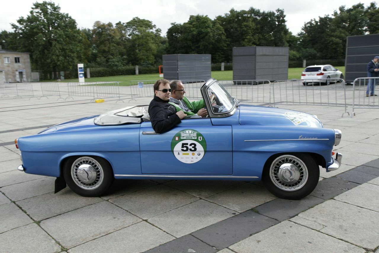 Die ca. 60 PS des optimierten Doppelvergaser-Motors haben mit dem gut vier Meter langen Auto keine Schwierigkeiten