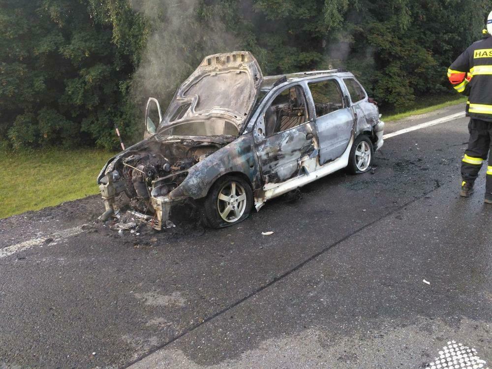 Vater, werdende Mutter und der erste Sohn konnten sich gerade noch aus dem Auto retten, bevor es völlig ausbrannte