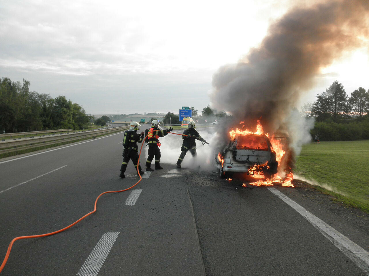 In Tschechien fing das Auto einer Hochschwangeren und ihres Mannes auf dem Weg ins Krankenhaus Feuer