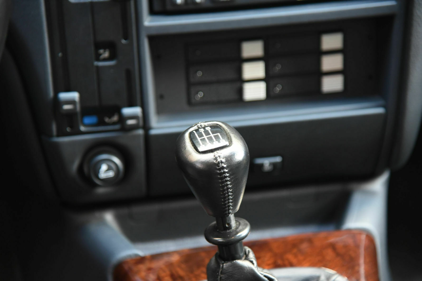 Opel Lotus Omega: Schalthebel