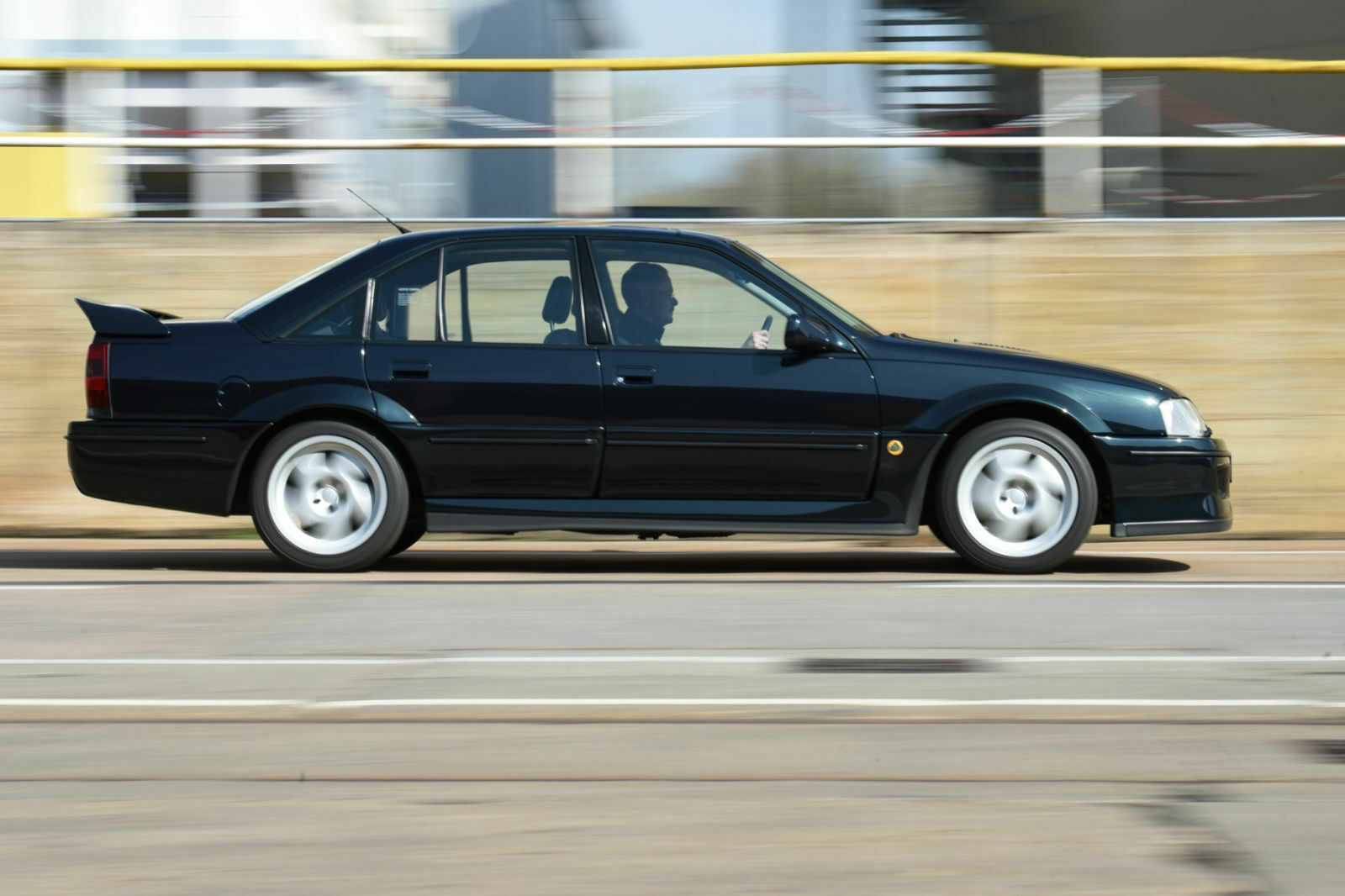 Opel Lotus Omega: Seitenansicht