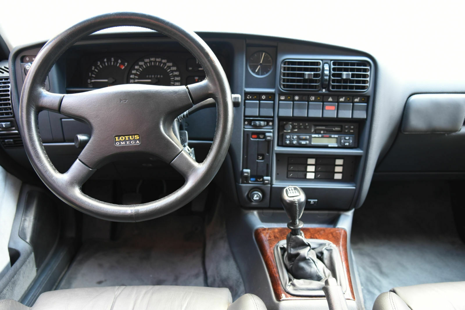 Opel Lotus Omega: Das Cockpit blieb weitgehend Opel