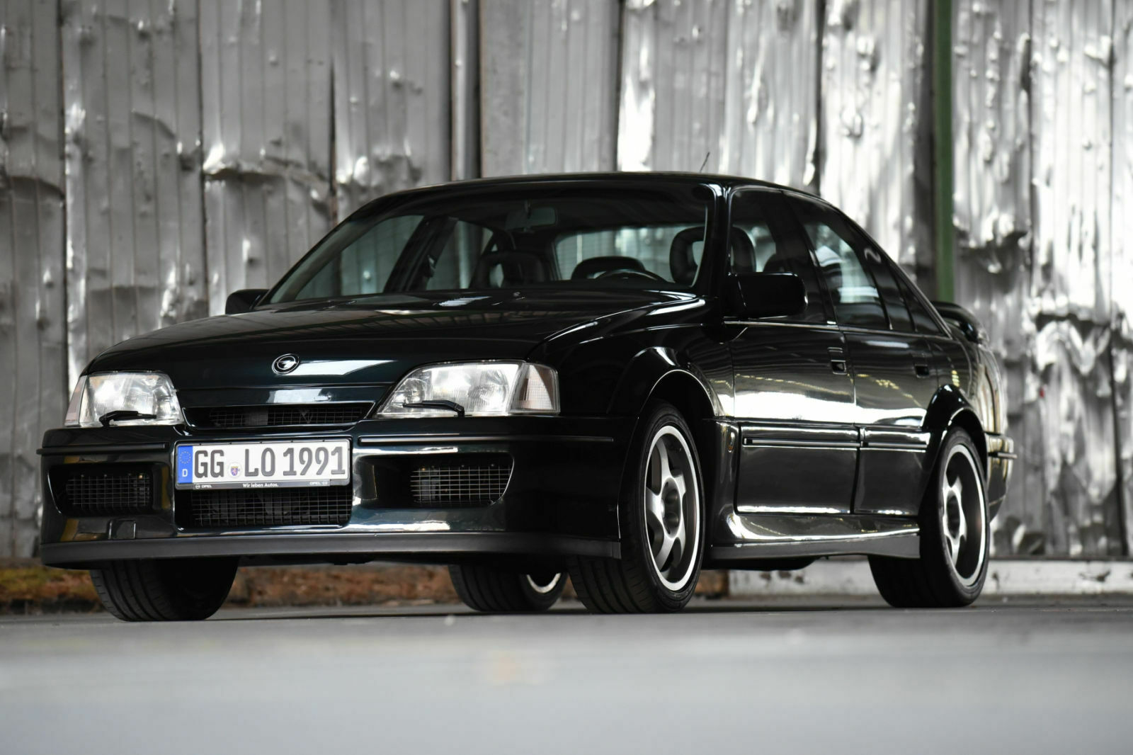 Mehr als nur optisches Tuning: An Spoilerwerk und Lufteinlässen des Opel Lotus Omega führt rein technisch kein Weg vorbei, wenn die Leistung auf die Straße soll