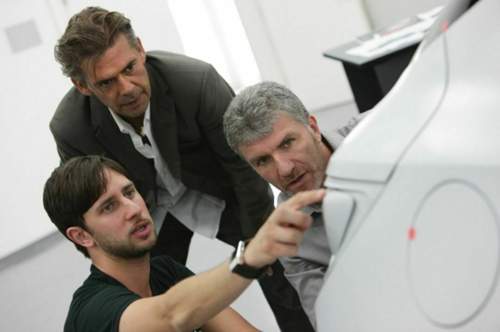 Die Designer Darren Luke (l.), Boris Jacob (m.) und Mark Adams (r.) an einem Modell