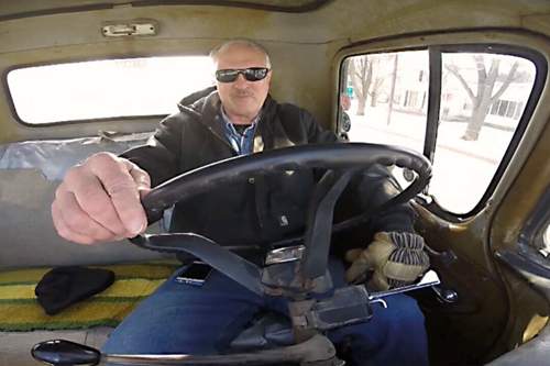 Bob Sportel in seinem Chevy: Die Sitzbank hat er mit mehreren Lagen Klebeband geflickt