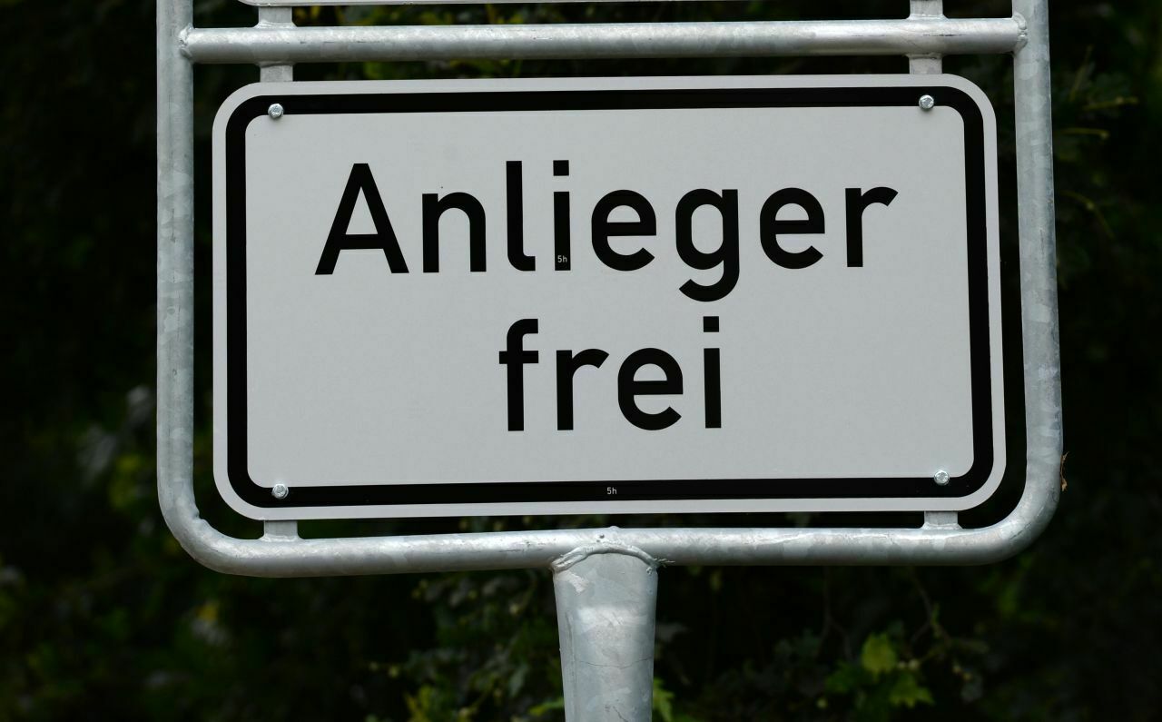 In einer reinen Anwohnerstraße blieb am Freitag ein Lkw-Fahrer stecken - sein Navi hatte veraltete Daten angezeigt