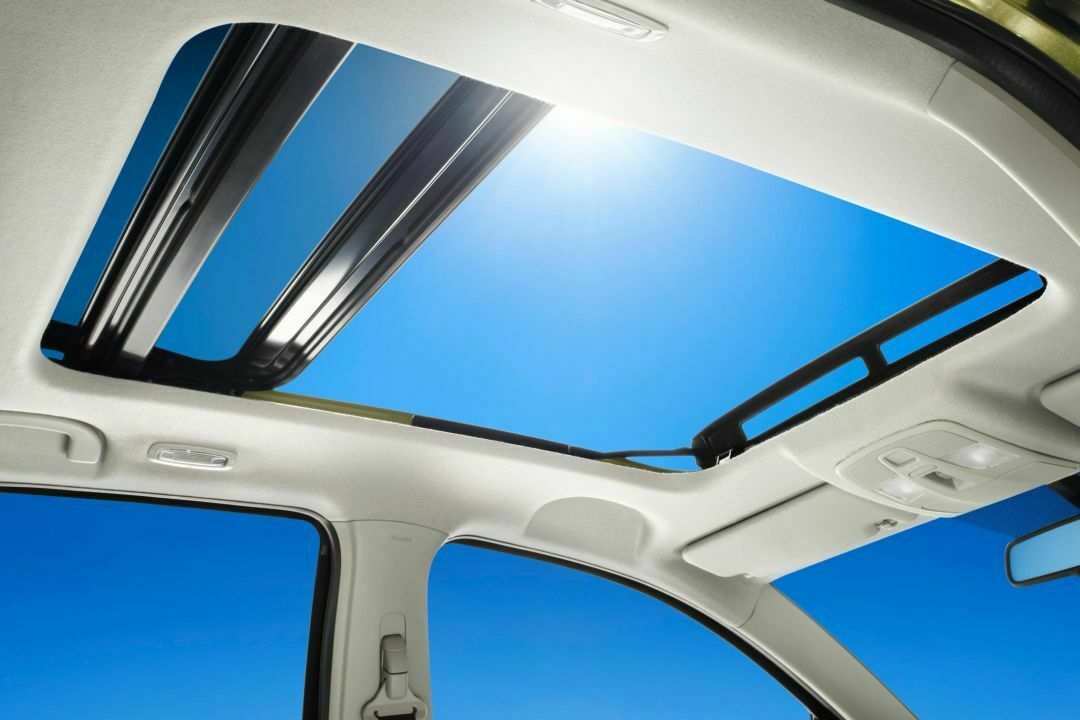 Das große, zweigeteilte Glasdach gibt es so nur bei Suzuki.