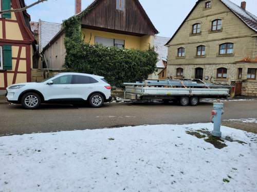 Neues zugfahrzeug mit Arbeitsanhänger