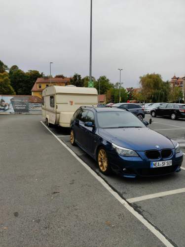 Der wohnwagen mit dem alten zugfahrzeug