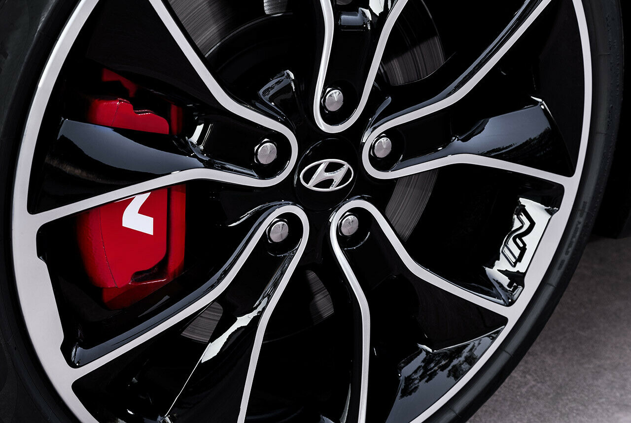 Der Hyundai I30 N Fastback steht regulär auf 18-Zöllern, der schärfere N Performance trägt serienmäßig 19-Zoll-Räder