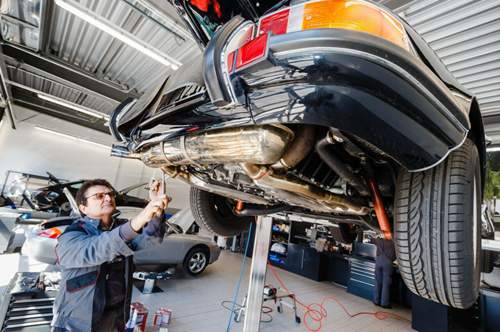 Spezialist Karl-Heinz Wagner arbeitet in der Werkstatt des Porsche-Zentrums Hamburg Nord-West an einem 911 S von 1971
