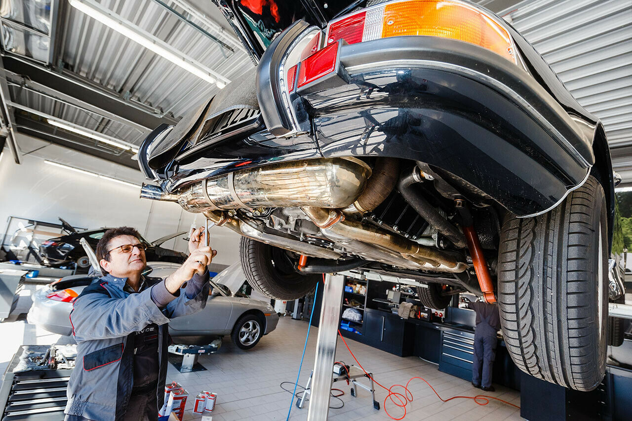 Spezialist Karl-Heinz Wagner arbeitet in der Werkstatt des Porsche-Zentrums Hamburg Nord-West an einem 911 S von 1971