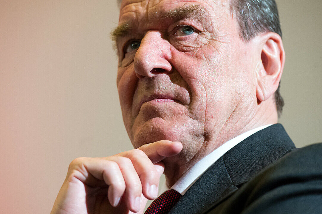 Der Altkanzler Gerhard Schröder stärkt VW-Aufsichtsratschef Piëch den Rücken und lobte seinen Einsatz für den Autohersteller