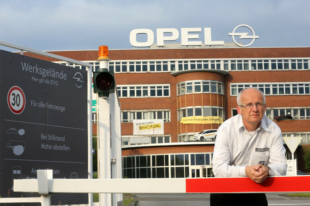 Betriebsratschef Einenkel vor dem Bochumer Werk - der letzte Produktionstag soll der 12. Dezember 2014 sein