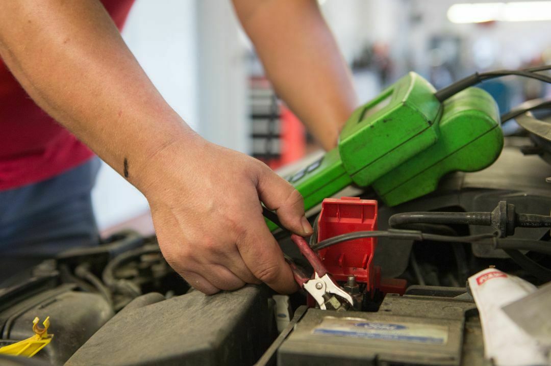 Batterie-Check in der Werkstatt