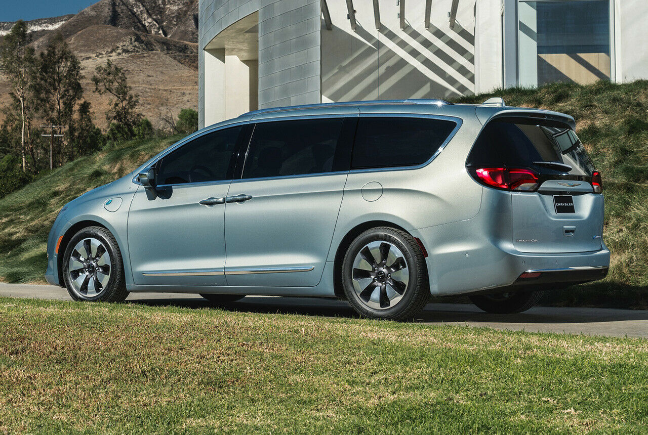 Der Chrysler Pacifica verfügt über drei Sitzreihen, zwei Schiebetüren und jede Menge Platz