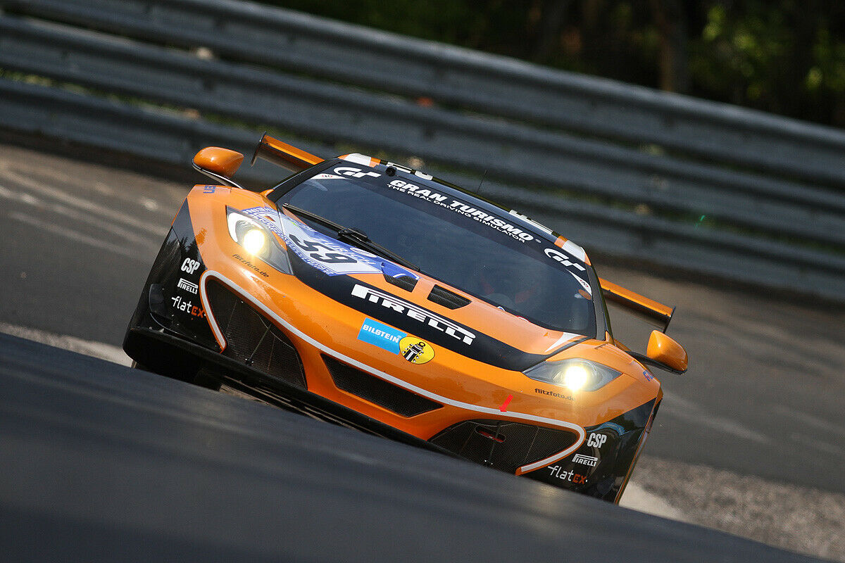Rudi Adams fliegt im McLaren MP4-12C GT3 durchs Karussell