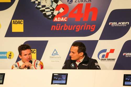 Felix Baumgartner (links) bei einer Pressekonferenz. Audi machte den Basejumper zum Rennfahrer